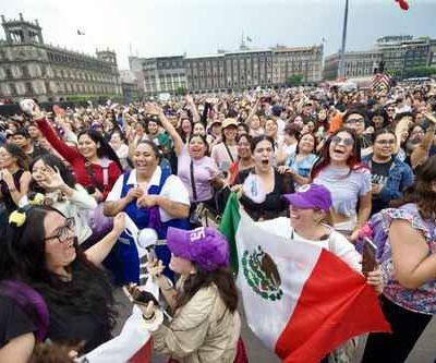 Sheinbaum-y-BTS-saludan-a-fans-desde-un-balcon-de-Palacio-Nacional