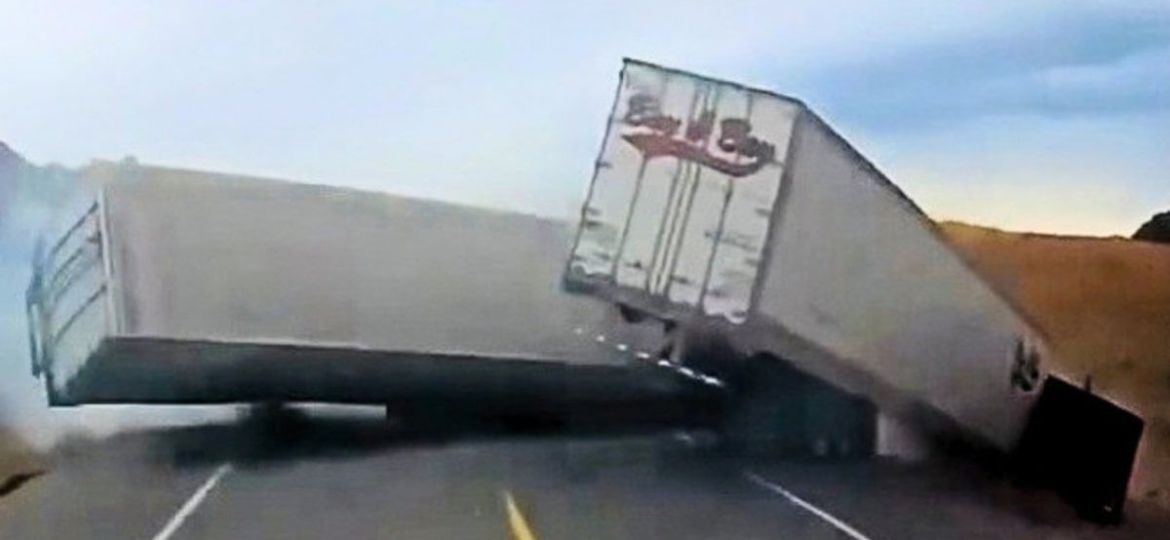 Accidente-entre-tres-traileres-deja-dos-operadores-lesionados-en-carretera-Sonoyta-San-Luis-Rio-Colorado