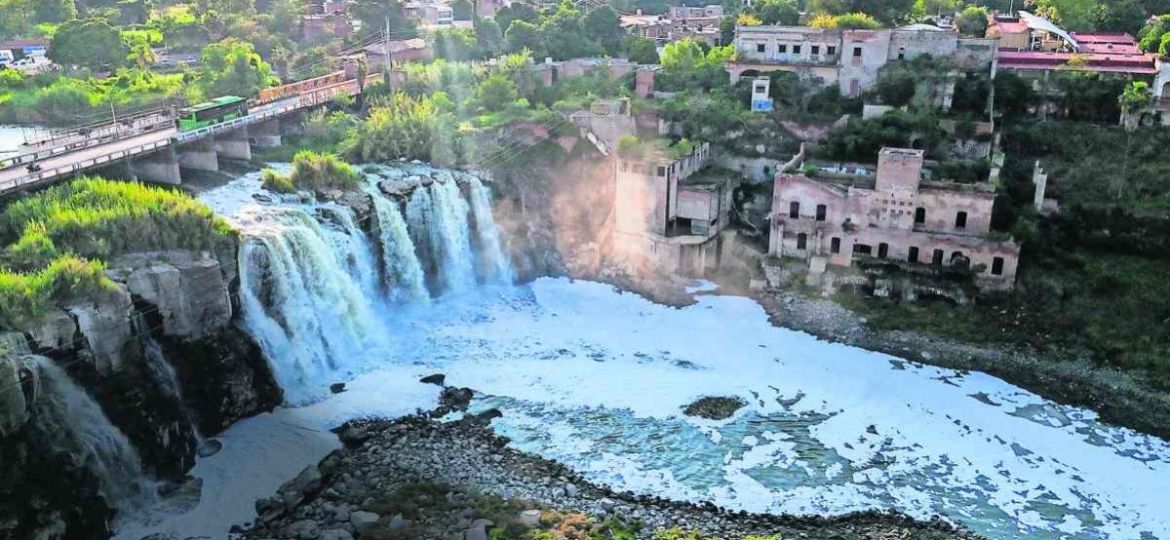 Agua-sucia-en-Guadalajara-cierre-de-Las-Pintas-provoca-tandeos-y-expone-fallas-del-sistema