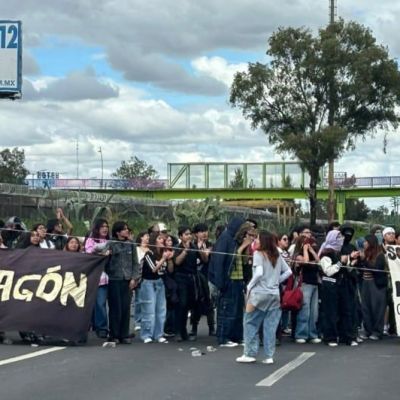 Alumnos-de-la-FES-Aragon-bloquean-Avenida-Central-por-demandas-de-seguridad-y-contra-el-acoso