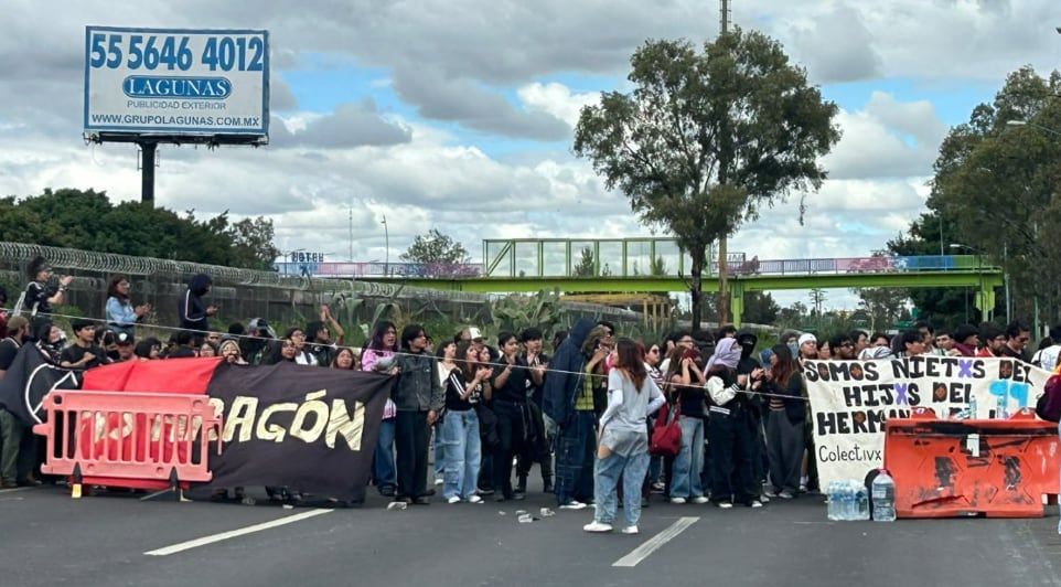 Alumnos-de-la-FES-Aragon-bloquean-Avenida-Central-por-demandas-de-seguridad-y-contra-el-acoso