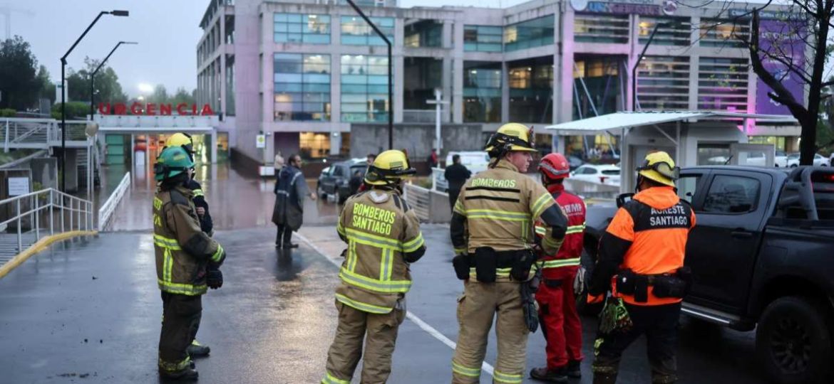 Aluvion-en-Las-Condes-deja-seis-heridos-y-arrastra-vehiculos-en-Santiago-de-Chile