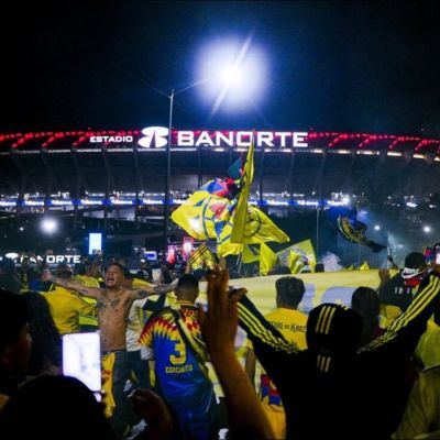 America-llega-al-Estadio-Banorte-entre-banderas-canticos-y-pirotecnia-por-su-110-aniversario