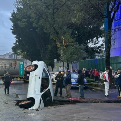 Automovilista-cae-con-su-vehiculo-en-mega-socavon-de-la-alcaldia-Cuauhtemoc