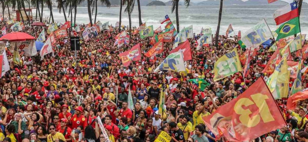 Caetano-Veloso-encabeza-acto-musical-por-la-democracia-en-Copacabana