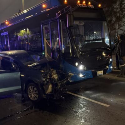 Choque-entre-automovil-y-trolebus-deja-dos-lesionados-en-Iztapalapa