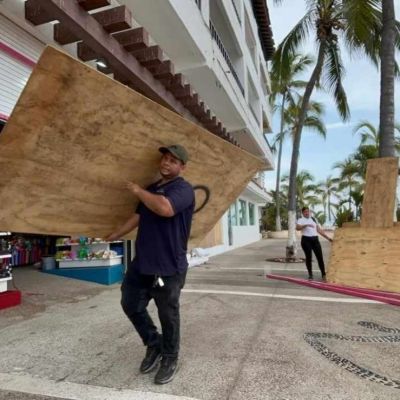 Comerciantes-refuerzan-el-malecon-de-Puerto-Vallarta-ante-amenaza-del-huracan-Simon