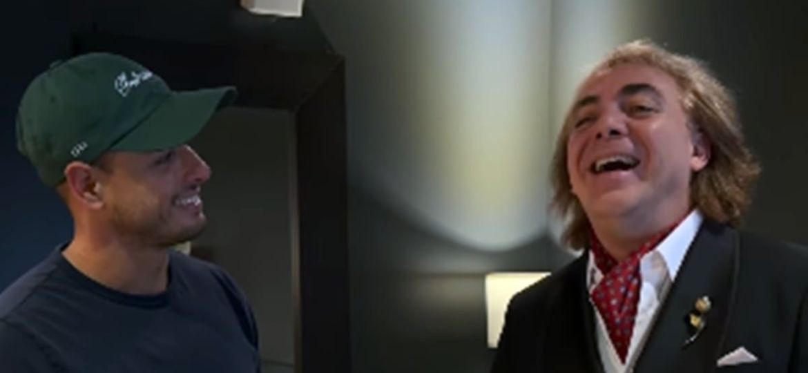 Cristian-Castro-canta-Volcan-a-capela-y-Chicharito-Hernandez-se-une-al-coro