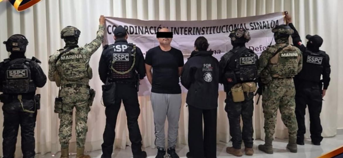 Detienen-a-un-hombre-durante-cateo-en-residencial-de-Mazatlan-aseguran-ocho-vehiculos