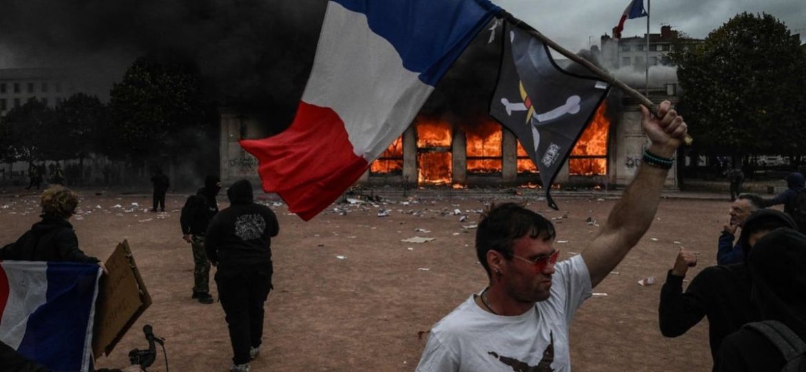 Disturbios-en-Francia-dejan-un-joven-con-una-mano-amputada-durante-protesta-por-el-encarecimiento-de-la-vida