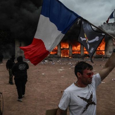 Disturbios-en-Francia-dejan-un-joven-con-una-mano-amputada-durante-protesta-por-el-encarecimiento-de-la-vida