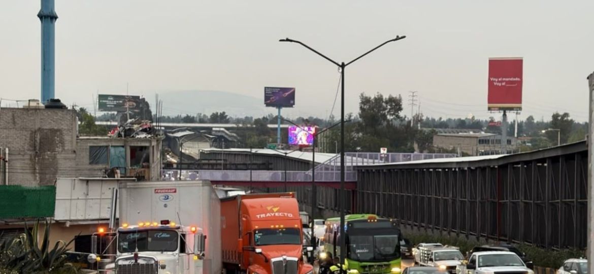 Dos-traileres-complican-la-circulacion-en-Circuito-Interior