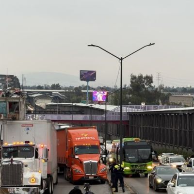 Dos-traileres-complican-la-circulacion-en-Circuito-Interior