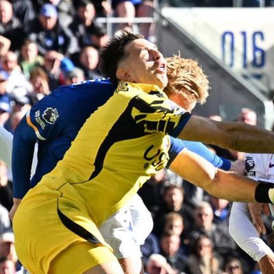 Emiliano-Dibu-Martinez-sale-en-camilla-tras-fuerte-choque-en-el-Everton-Chelsea
