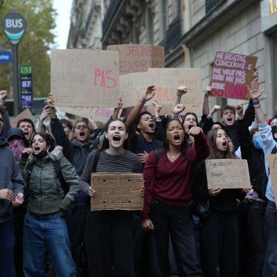 Francia-suspende-granadas-aturdidoras-en-protestas-estudiantiles-tras-lesion-de-un-menor