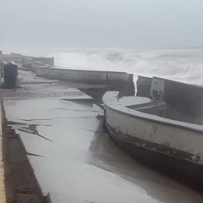 Fuerte-oleaje-dana-el-malecon-de-Playa-Ceuta-y-restringen-el-acceso-en-Elota
