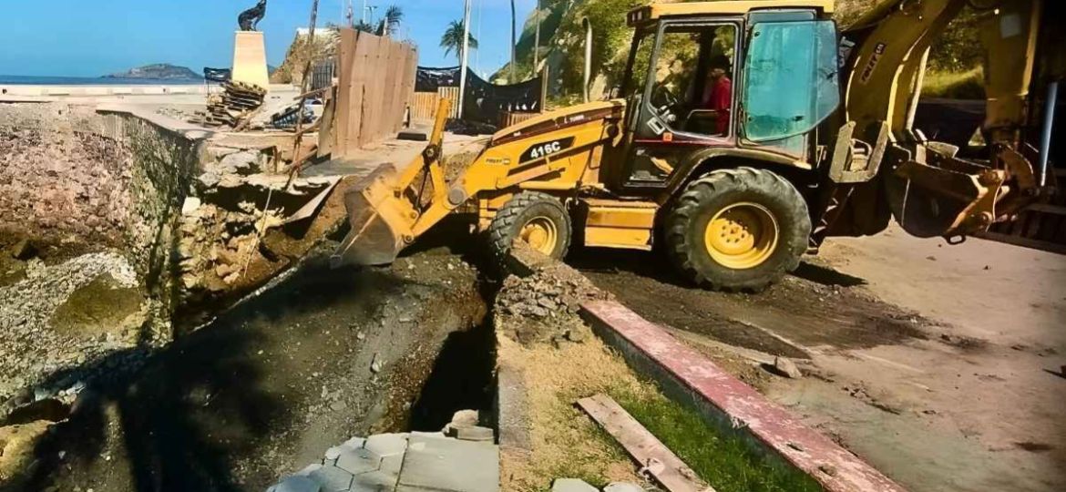 Fuerte-oleaje-provoca-socavon-junto-al-monumento-a-la-Mujer-Mazatleca-inician-reparaciones