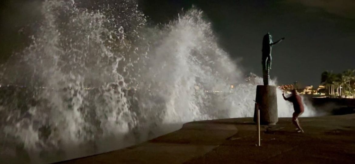 Fuertes-olas-golpean-el-malecon-de-Puerto-Vallarta-ante-la-llegada-del-huracan-Simon