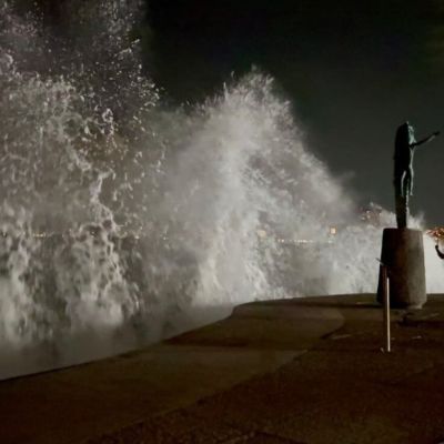 Fuertes-olas-golpean-el-malecon-de-Puerto-Vallarta-ante-la-llegada-del-huracan-Simon