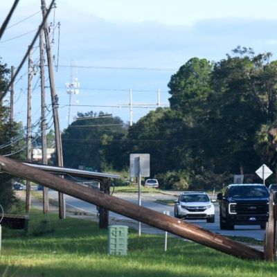Huracan-Isaias-se-degrada-a-ciclon-postropical-tras-tocar-tierra-en-Florida