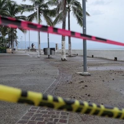 Huracan-Simon-deja-a-Puerto-Vallarta-con-calles-vacias-y-comercios-cerrados