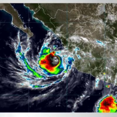Huracan-Simon-mantiene-lluvias-muy-fuertes-y-oleaje-elevado-en-costas-del-Pacifico