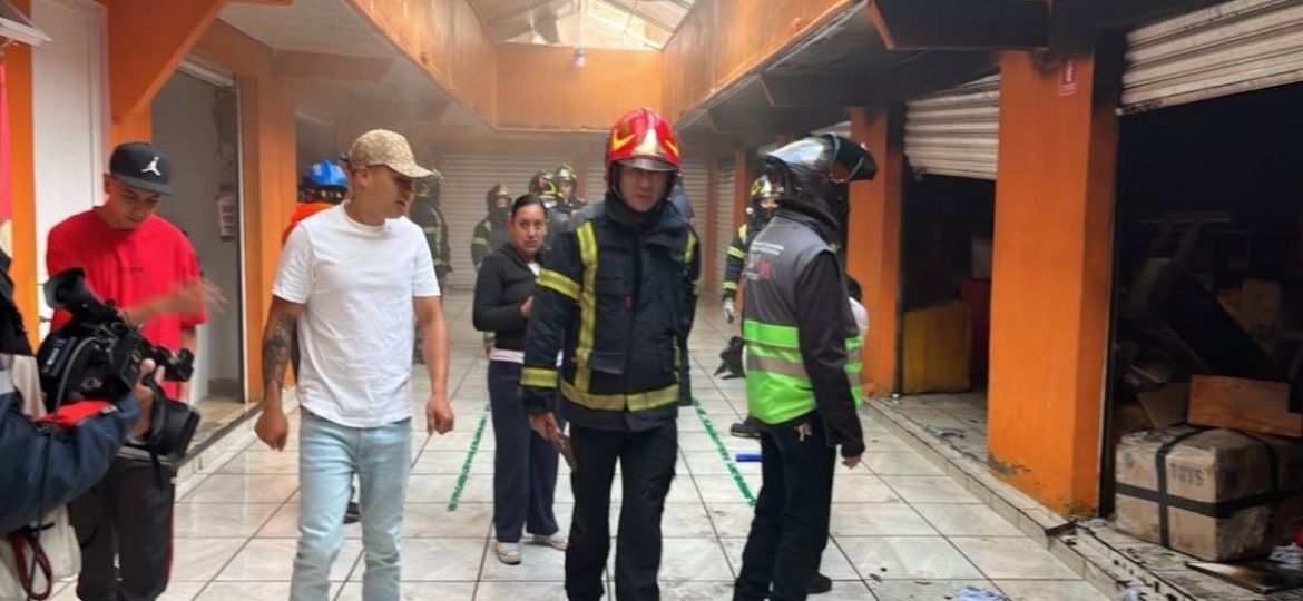 Incendio-consume-locales-en-la-Plaza-Pena-y-Pena-en-el-Centro-Historico