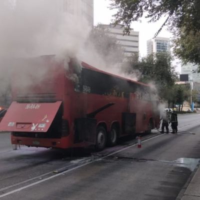 Incendio-en-autobus-moviliza-a-servicios-de-emergencia-en-la-colonia-Tabacalera