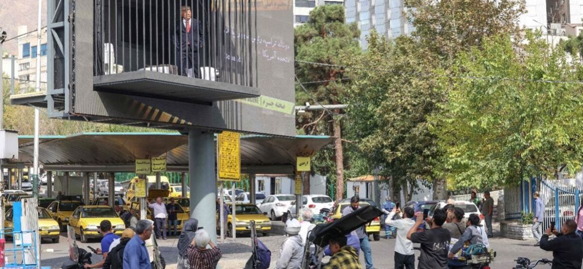 Instalacion-con-un-falso-Trump-encarcelado-causa-revuelo-en-una-plaza-de-Teheran
