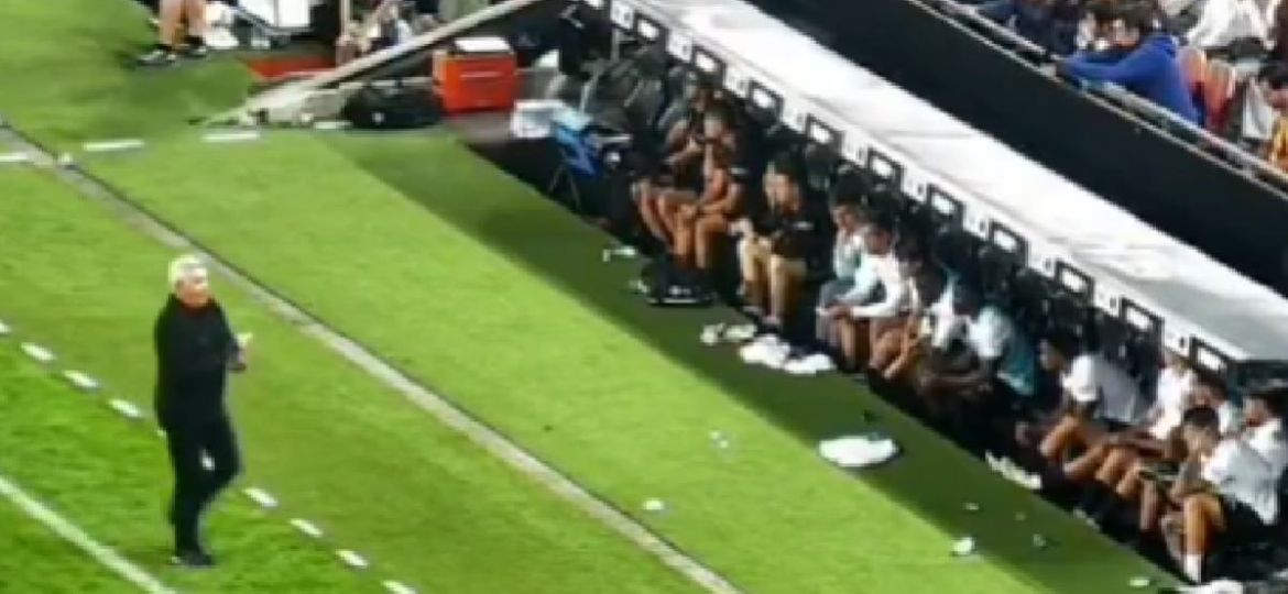 Javier-Aguirre-responde-a-un-aficionado-del-Valencia-¡No-hay-delanteros
