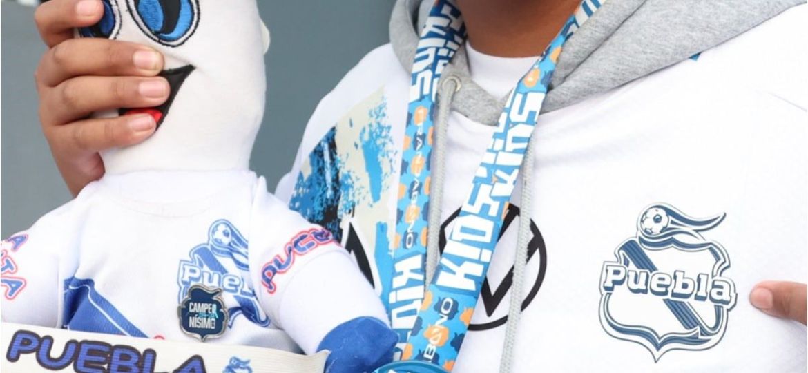 Kiana-James-presume-su-apoyo-al-Puebla-durante-partido-de-la-NFL