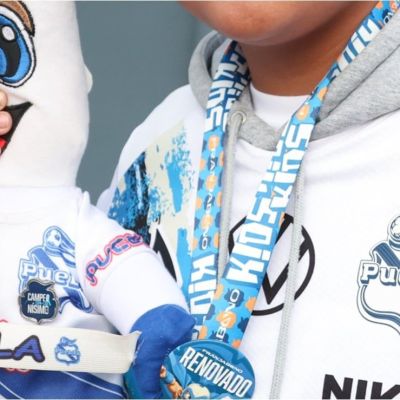 Kiana-James-presume-su-apoyo-al-Puebla-durante-partido-de-la-NFL