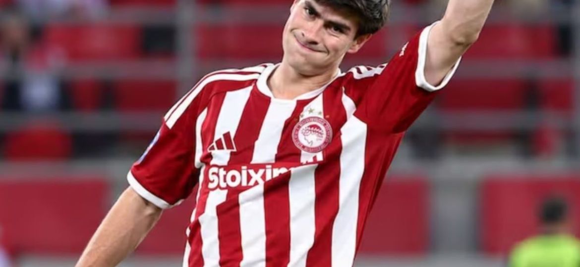 La-‘Hormiga-Gonzalez-regala-su-jersey-a-aficionado-mexicano-tras-triunfo-del-Olympiacos