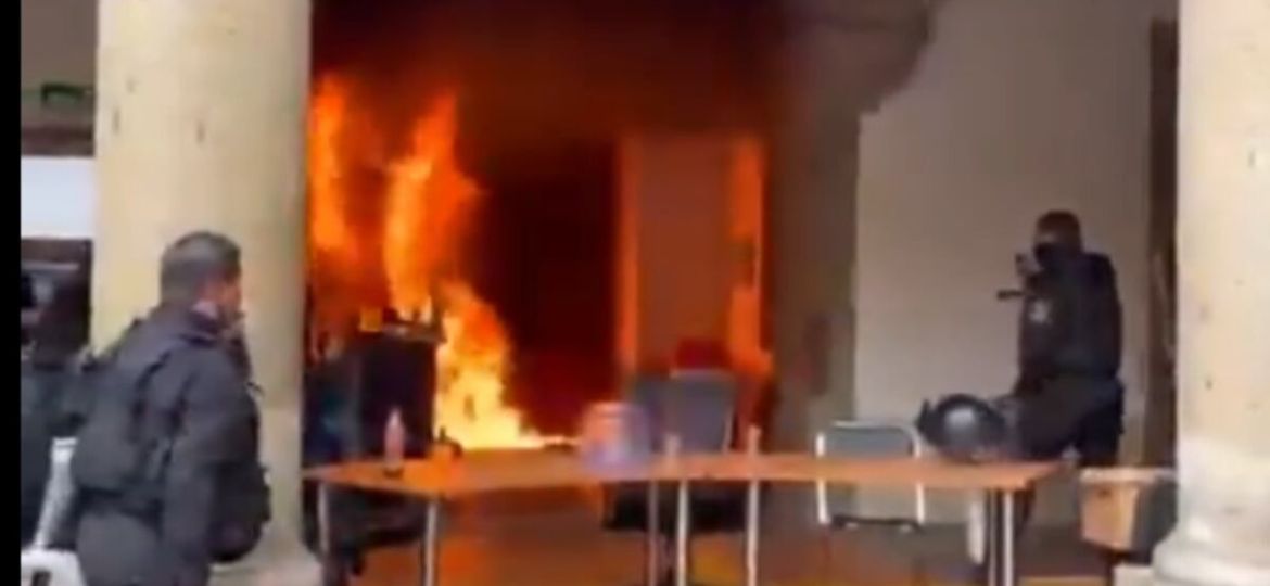 Lanzan-bombas-molotov-contra-la-puerta-del-Congreso-de-Jalisco-durante-marcha-por-el-agua