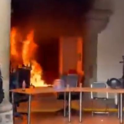 Lanzan-bombas-molotov-contra-la-puerta-del-Congreso-de-Jalisco-durante-marcha-por-el-agua