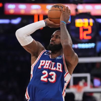 LeBron-James-debuta-con-victoria-en-los-76ers-que-vencen-a-los-campeones-Knicks