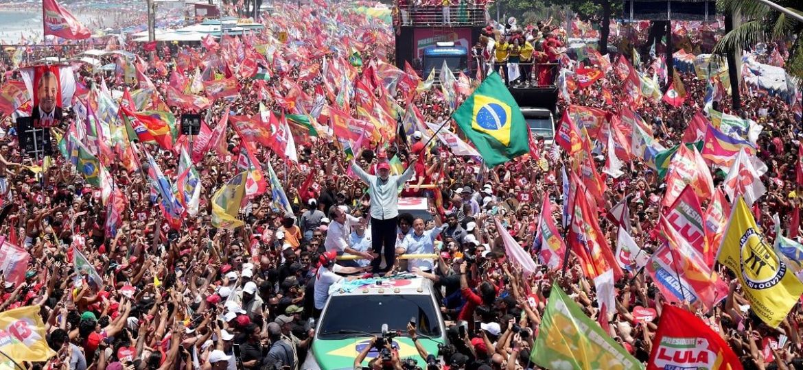 Lula-y-Flavio-Bolsonaro-cierran-campanas-con-actos-multitudinarios-antes-de-la-segunda-vuelta-en-Brasil