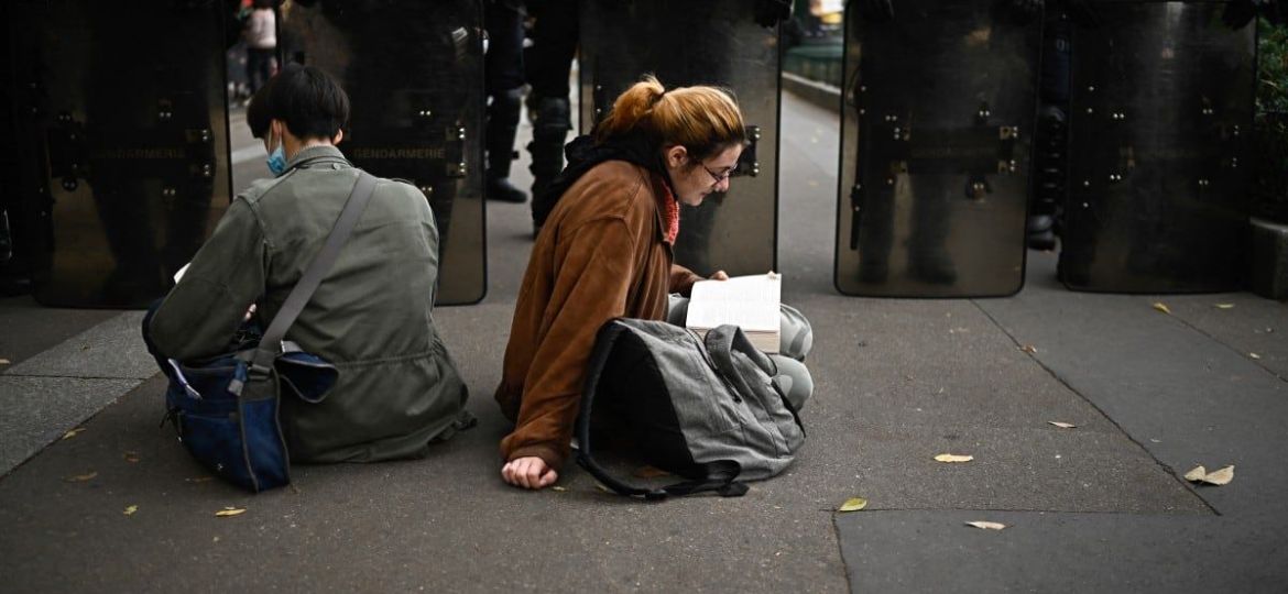 Macron-prohibe-las-protestas-no-sindicales-en-Francia-tras-los-disturbios-del-17-de-octubre