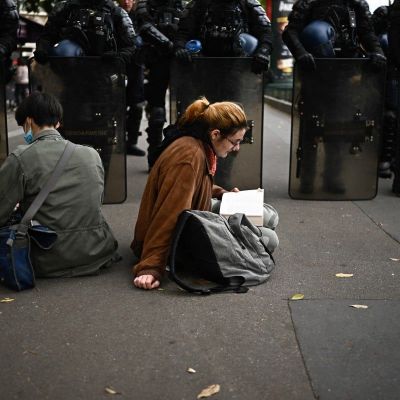 Macron-prohibe-las-protestas-no-sindicales-en-Francia-tras-los-disturbios-del-17-de-octubre