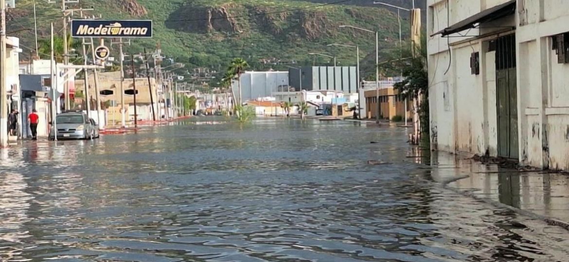 Marea-alta-inunda-calles-y-viviendas-en-Guaymas-y-Empalme-Sonora