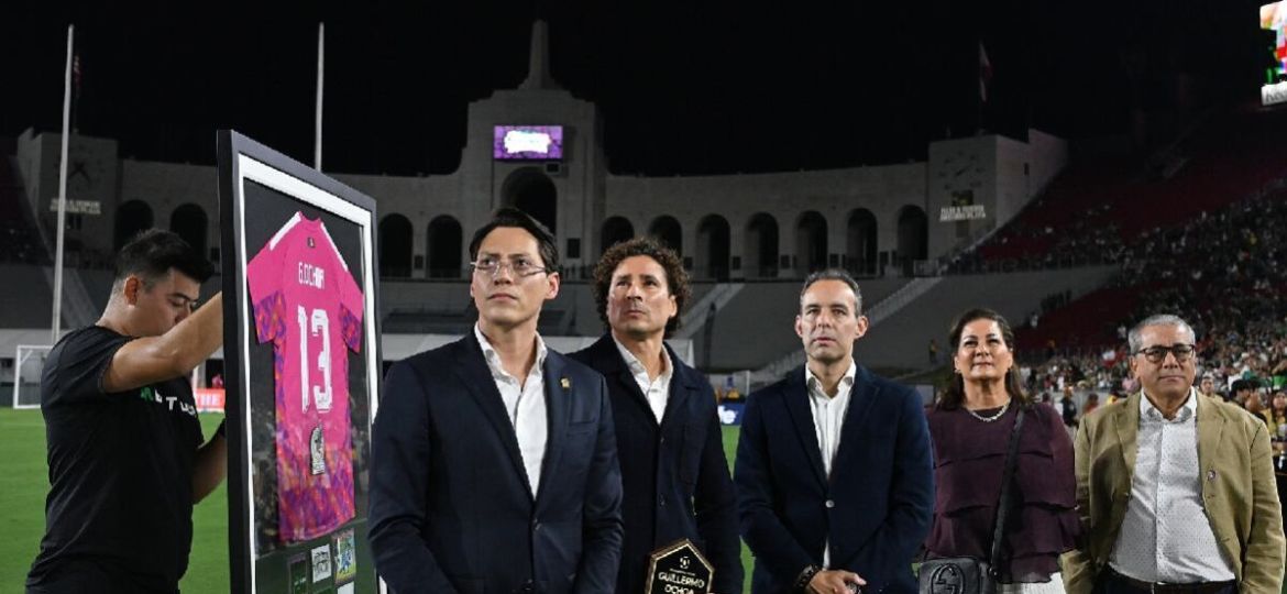 Memo-Ochoa-recibe-homenaje-a-su-carrera-previo-al-Mexico-vs-Chile