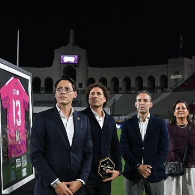 Memo-Ochoa-recibe-homenaje-a-su-carrera-previo-al-Mexico-vs-Chile