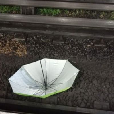 Metro-pide-sujetar-paraguas-bastones-y-muletas-para-evitar-incidentes-en-las-vias