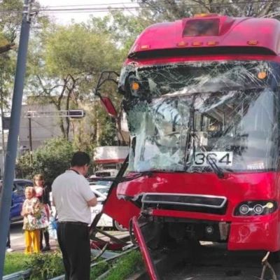 Metrobus-de-la-Linea-2-choca-contra-un-semaforo-seis-usuarios-resultan-lesionados