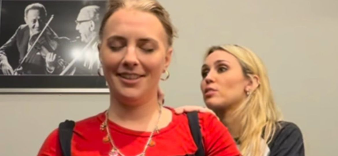 Miley-Cyrus-ayuda-a-una-fan-con-cancer-de-mama-en-etapa-3-a-afeitarse-la-cabeza