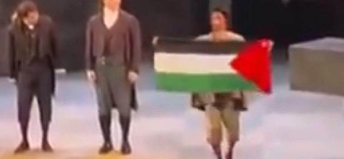 Opera-de-Calgary-retira-a-cantante-de-‘Tosca-tras-mostrar-una-bandera-palestina