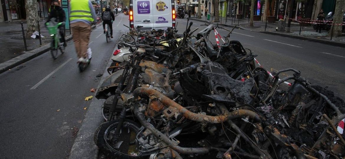 Paris-mantiene-toque-de-queda-en-zonas-afectadas-por-disturbios