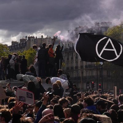 Policia-usa-gas-lacrimogeno-contra-estudiantes-atrincherados-en-Paris
