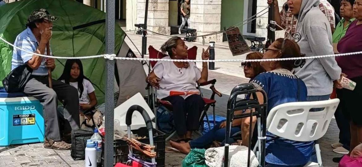 Por-motivos-de-salud-Josefina-Ramos-retira-planton-frente-al-Palacio-de-Gobierno-en-Merida