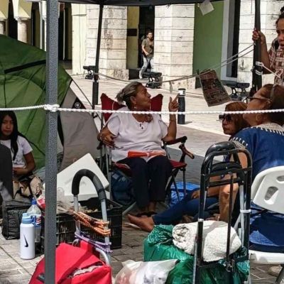 Por-motivos-de-salud-Josefina-Ramos-retira-planton-frente-al-Palacio-de-Gobierno-en-Merida